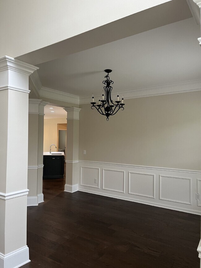 Building Photo - Spacious 5 Bed, 2.5 Bath Home in Henderson...