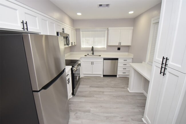 Building Photo - 16587 El Camino Real