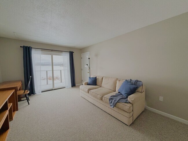 Foto del edificio - Lakeside Living 2 Bedroom Available NOW