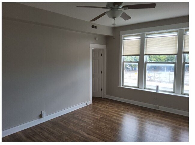 Building Photo - E BDG *2341 W Roosevelt