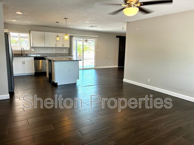Foto del edificio - 1421 S Roberts Rd