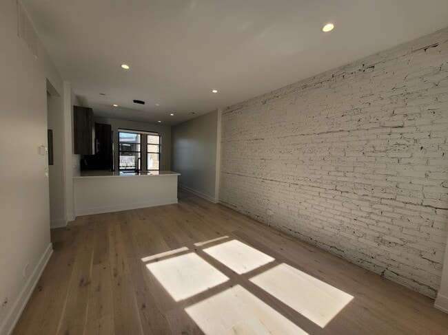 Building Photo - 2 bedroom in Chicago IL 60660