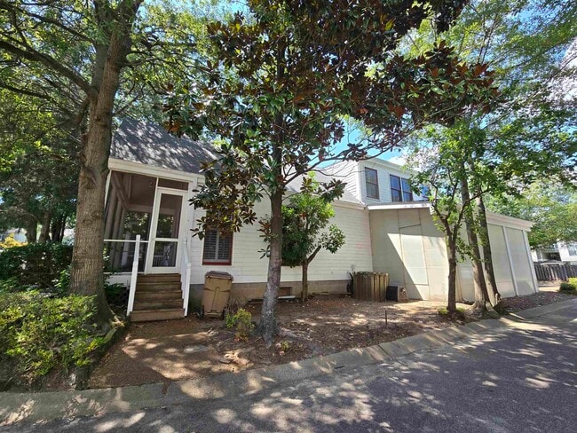 Building Photo - 113 Village Ln
