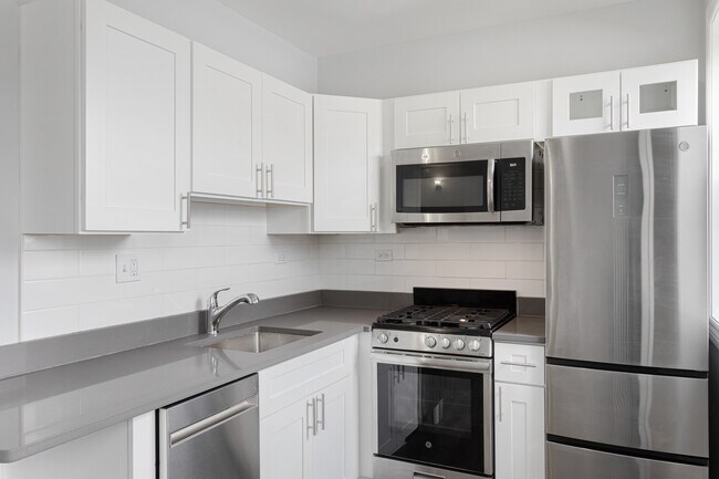 Building Photo - 1521 W Sherwin Ave