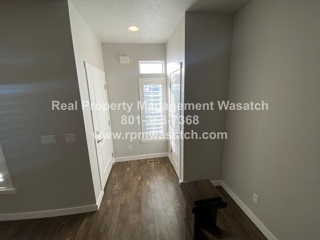 Building Photo - Beautiful 3 Bed, 4 Bath Townhome with 2-ca...