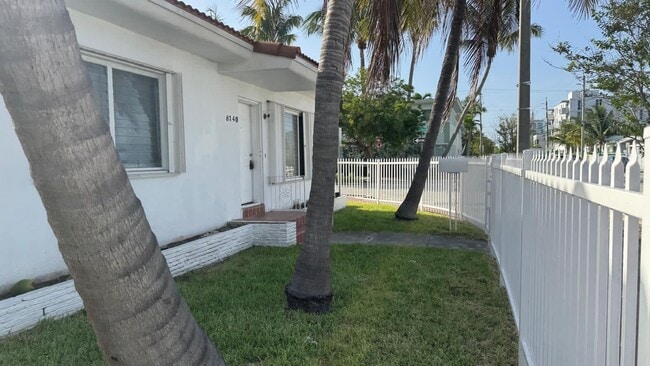 Foto del edificio - 8140 Crespi Blvd