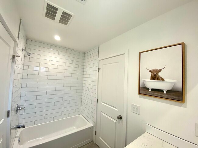 Foto del edificio - 1325 W 30th St