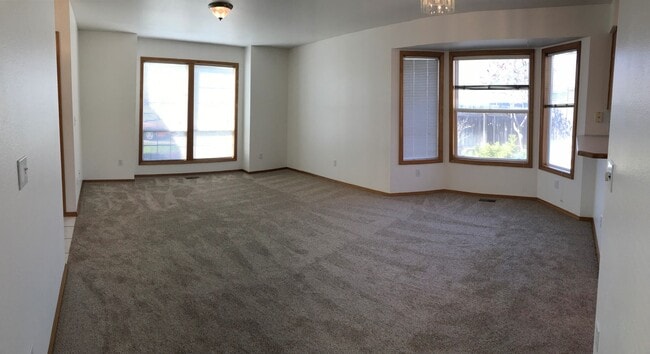 Building Photo - Adorable Well-Cared-For Duplex w/ Garage & Manicured Backyard!
