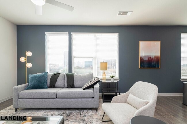 Foto del edificio - 6525 Ed Bluestein Blvd