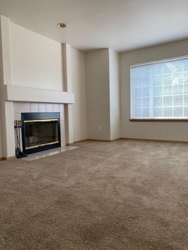 Building Photo - Wonderful 4 Bedroom , 3 bath, Located In R...
