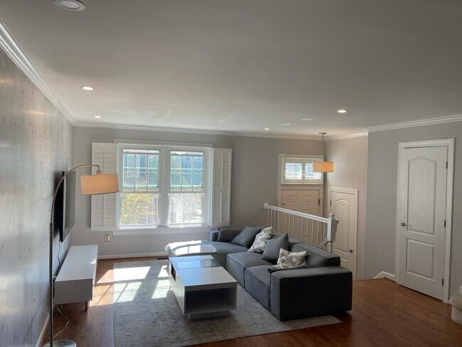 Building Photo - 1111 Quaker Hill Ct