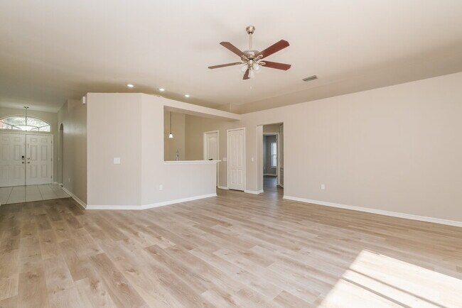 Foto del edificio - 3720 Hollow Wood Dr