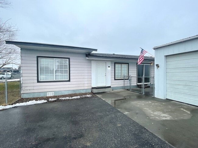 Building Photo - Completely Remodeled Single-Family Home for Rent in Kennewick, WA!