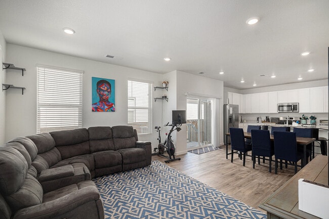 Building Photo - 635 Cottonwood Ave