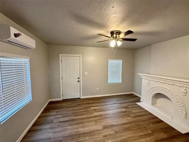 Entry / living room - 2912 NW 20th St