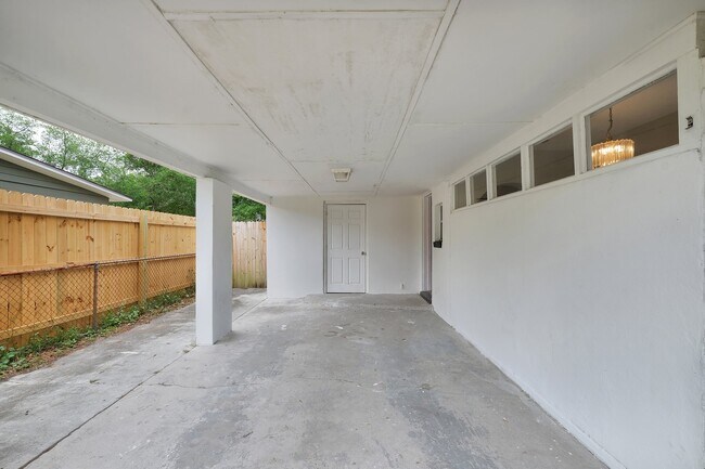 Building Photo - 140 W 43rd St