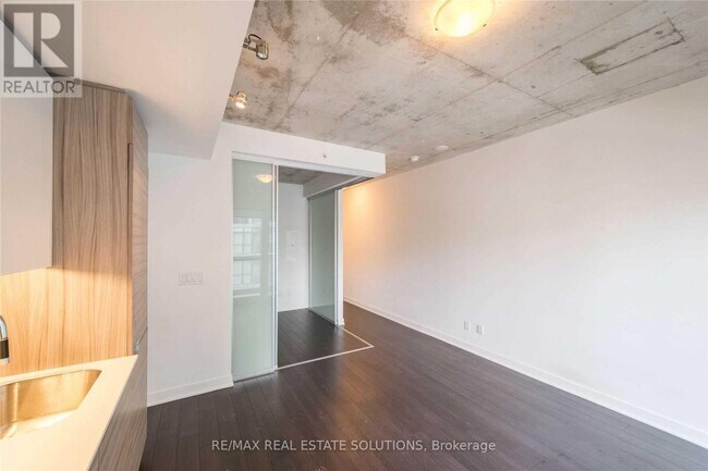 Photo du bâtiment - 210-1210 Simcoe St