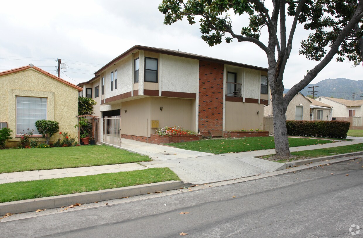 Primary Photo - 1033 Willard Ave