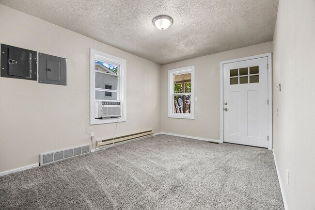 Building Photo - Update 1 bedroom Home with Fenced in Yard