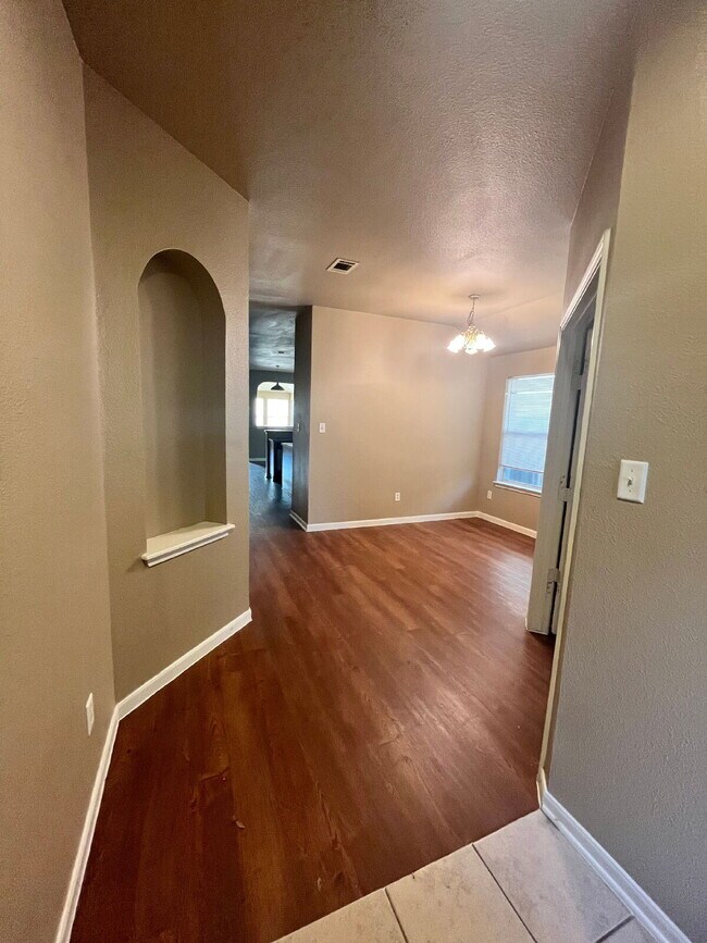 Building Photo - BLOCKS TO PARKS, COMMUNITY POOL AND TOWER POINT!!!