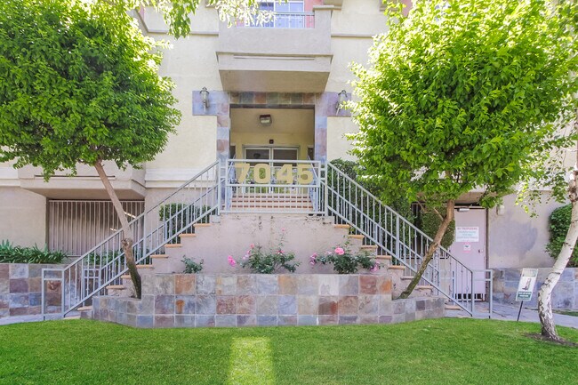 Foto del edificio - 7045 Woodley Ave