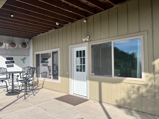 Foto del edificio - 496 Carr Ave