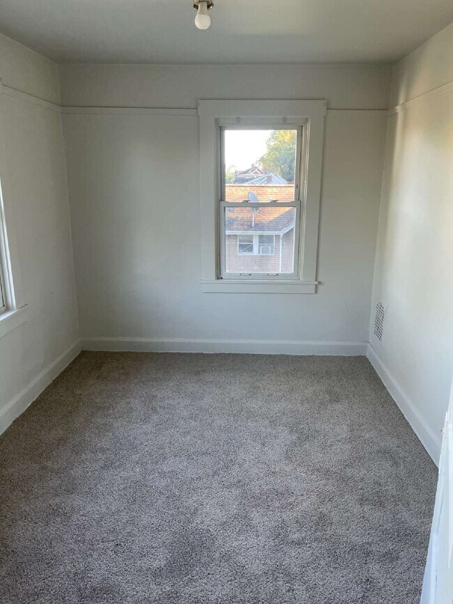 Building Photo - 3 bedroom in quiet part of Clairton Move i...