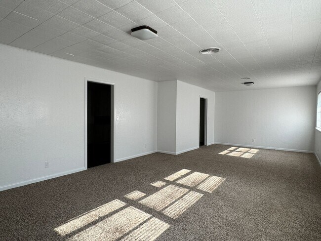 Foto del edificio - 14 NW 35th- Half off first months' rent!!