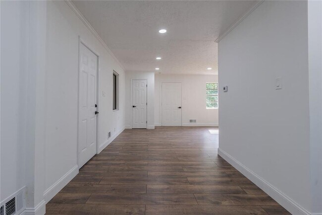 Building Photo - 5207 Dixie Lake Rd