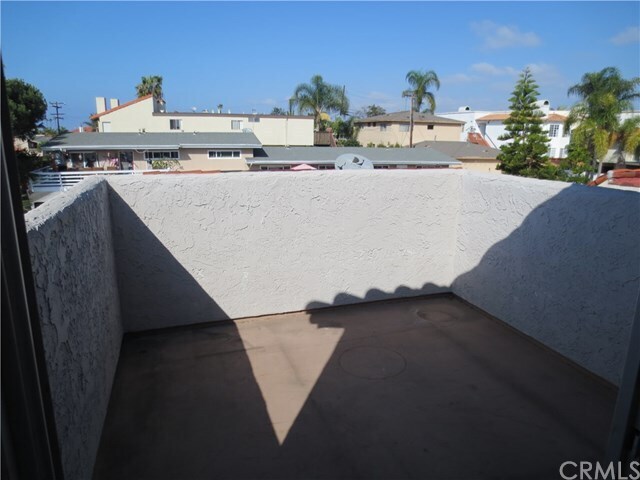 Building Photo - 318 Avenida Santa Barbara