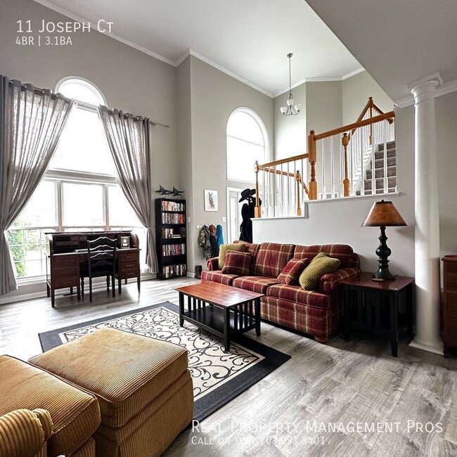 Building Photo - Upgraded Single family home / fully fenced...