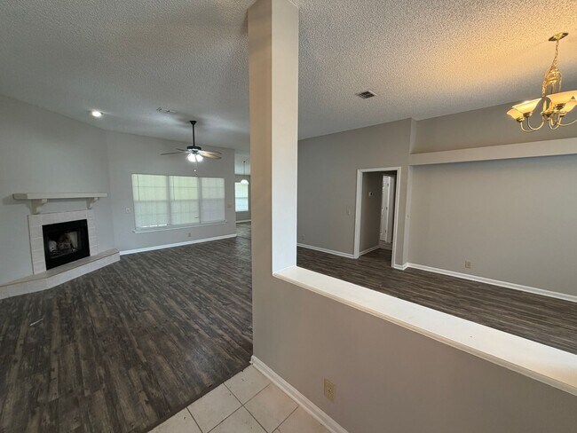 Building Photo - 401 Wild Grape Dr