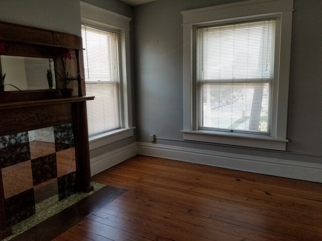 Living room with decorative fireplace - 936 Dennison Ave