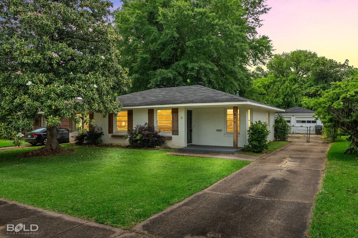 Foto principal - Check Out this 3 bed 2 bath