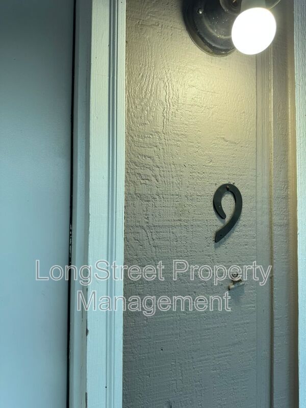 Building Photo - 970 NW Garfield Ave