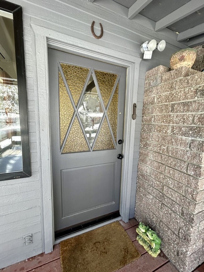 Building Photo - Stunning 2Bd/1.75 Ba Remodeled Mountain Ho...