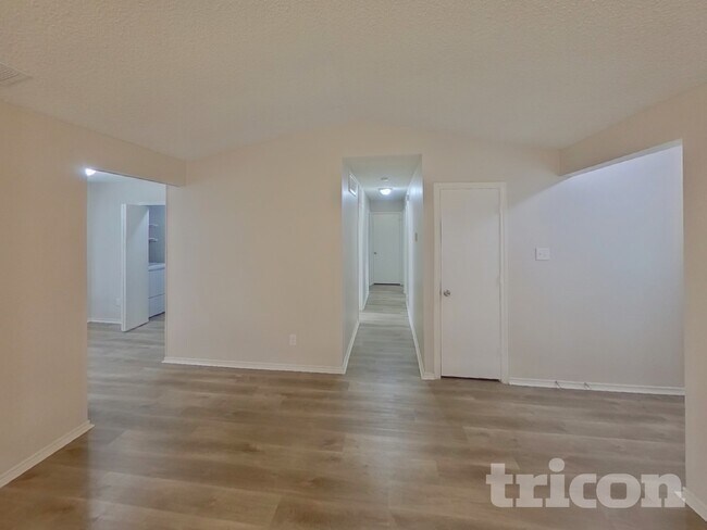 Foto del edificio - 133 Brockway Dr