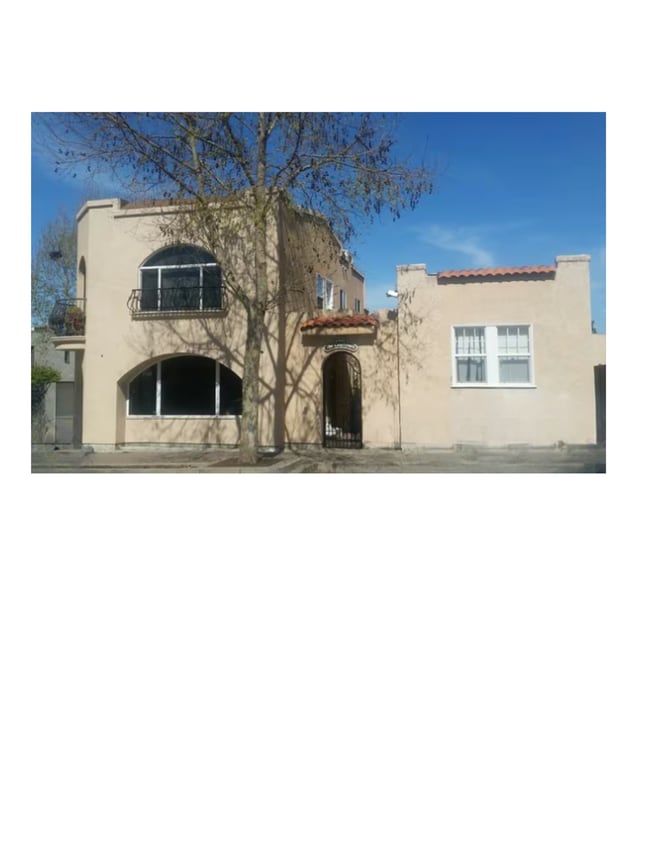 Apartamento con ventana soleada al frente, a la derecha. - 6401 Fairmount Ave