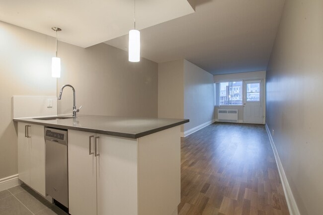 Building Photo - 3460 Rue Durocher