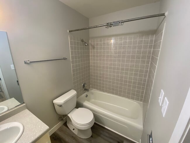 Building Photo - Oakwood Manor Apartments