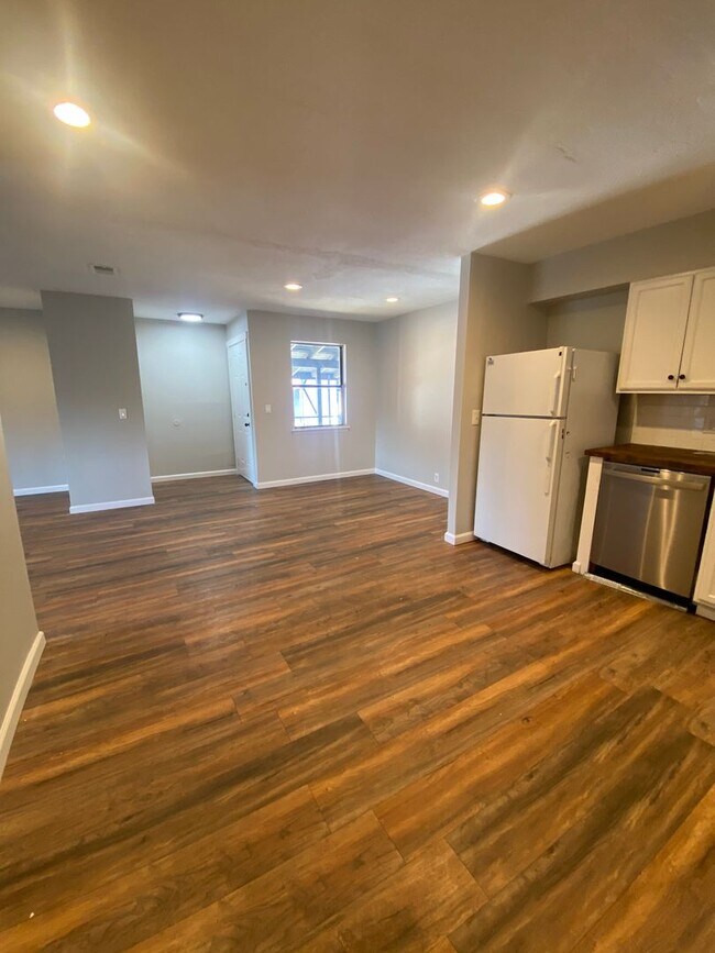 Building Photo - Renovated 2 BR, 2 BA Apartment, Easy Acces...
