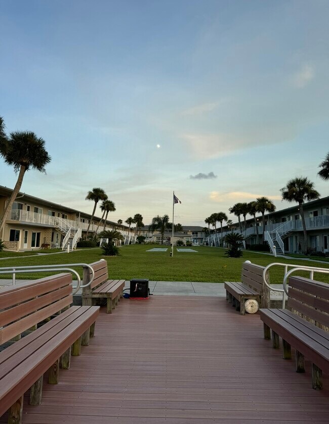 Foto del edificio - 335 Causeway N