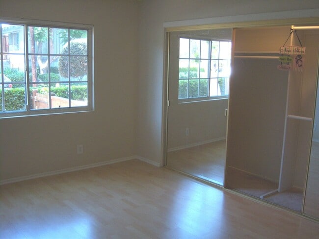 Building Photo - 1 Bed + 1 Bath + LARGE PRIVATE PATIO!
