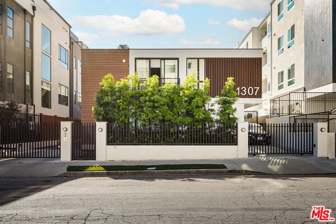 Primary Photo - 1307 Tamarind Ave
