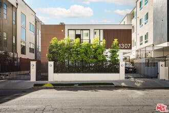 Building Photo - 1307 Tamarind Ave