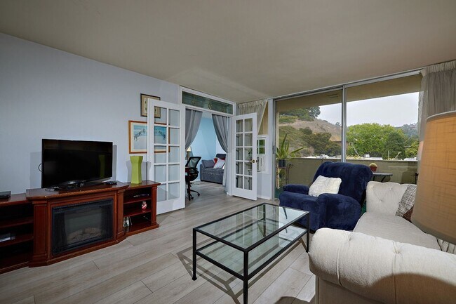 Building Photo - 2510 Torrey Pines Rd