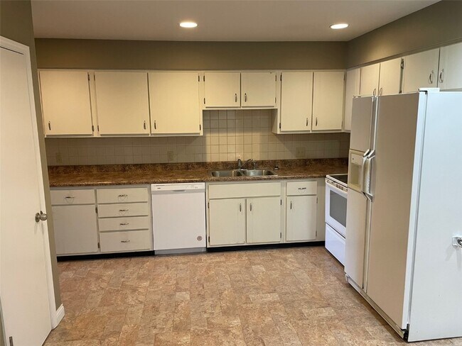 Foto del edificio - 1662 Knightwood Ln