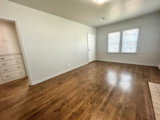 Building Photo - Adorable two-bedroom One-bathroom house located in the Kendall-Whittier neighborhood!