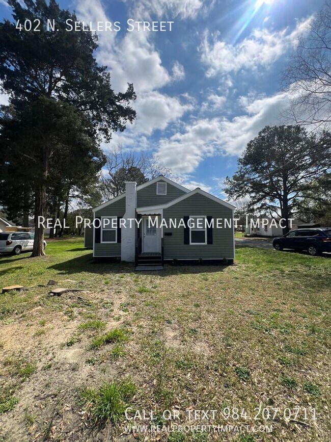 Building Photo - Renovated Charming 2 Bedroom 1 Bath Bungal...