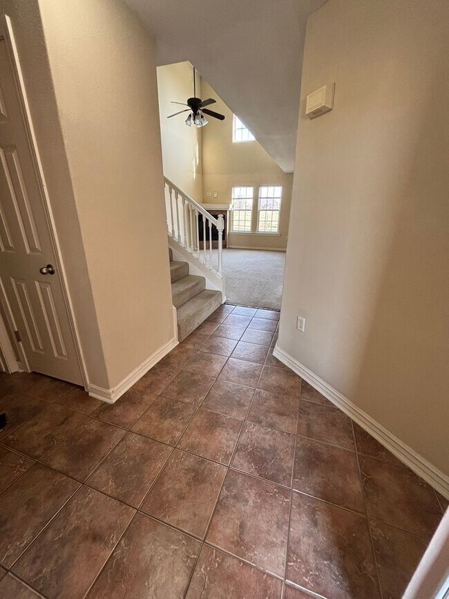 Foto del edificio - **COMING SOON** Large Townhouse in Farmington with Loft Style Bonus Space